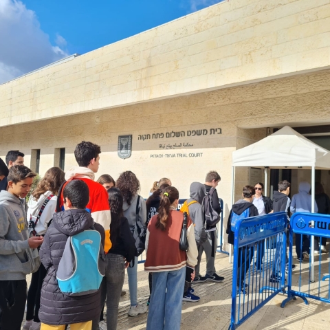 ממתינים לפסק הדין: תלמידים מפתח תקווה התייצבו בבית המשפט - חינוך בפתח תקווה