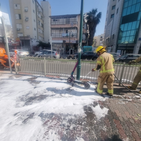 במהלך רכיבה על קורקינט הבחין שהקורקינט עולה באש - חדשות בפתח תקווה