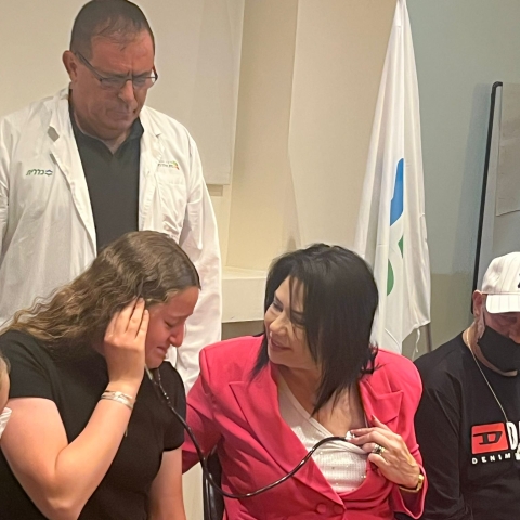 צפו במפגש המרגש בבילינסון: מושתלי איבריה של לאה לוסי די ז"ל נפגשו עם הרב ליאו די וילדיו - בריאות בפתח תקווה