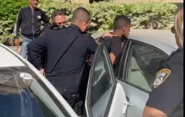 צפו: נתפס על חם  פורץ לרכב בפתח תקווה - חדשות בפתח תקווה