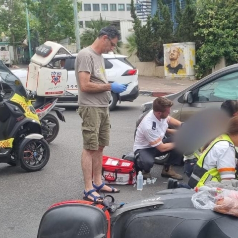 רוכב אופנוע נפגע מרכב - מצבו בינוני - חדשות בפתח תקווה
