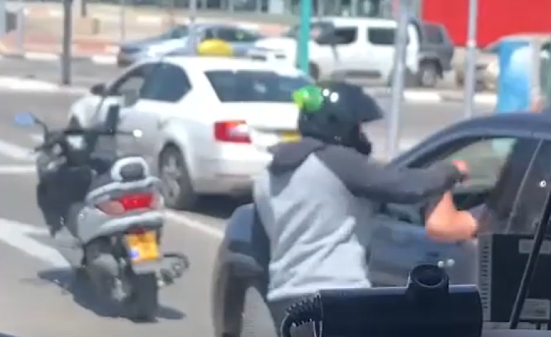 צפו בתיעוד: חילופי מהלומות בכביש - חדשות בפתח תקווה