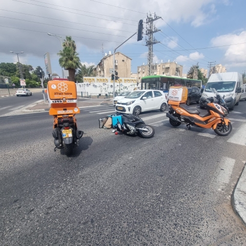 הולך רגל נפגע מאופנוע בצומת גנים - חדשות בפתח תקווה