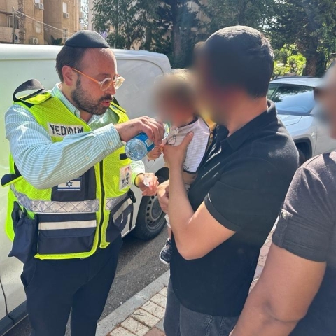 אתמול בשעות החום: 2 פעוטות ננעלו בשגגה ברכב - חדשות בפתח תקווה