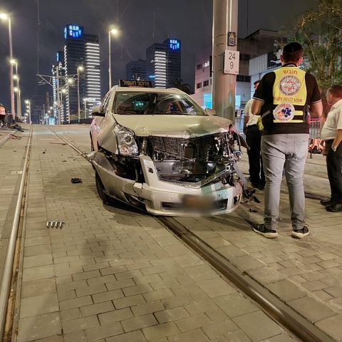 איבד שליטה על רכבו, פגע בגדר ההפרדה ונעצר על פסי הרכבת הקלה - חדשות בפתח תקווה