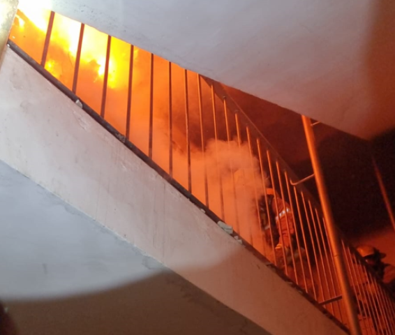 שריפה פרצה בחדר מדרגות בבניין מגורים ברחוב הצנחנים בפתח תקווה - חדשות בפתח תקווה