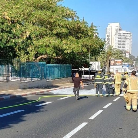 רוכב קטנוע נפגע בתאונה, הקטנוע עלה באש - חדשות בפתח תקווה