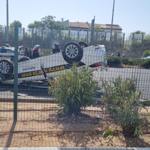 שוטר ופקח עירוני נפצעו בהתהפכות ניידת במהלך מרדף אחר חשודים בגניבת רכב מפתח תקווה - חדשות בפתח תקווה