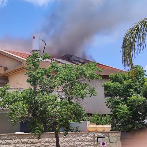 שריפה פרצה בבית פרטי ברח' ניגונים בפתח תקווה - חדשות בפתח תקווה