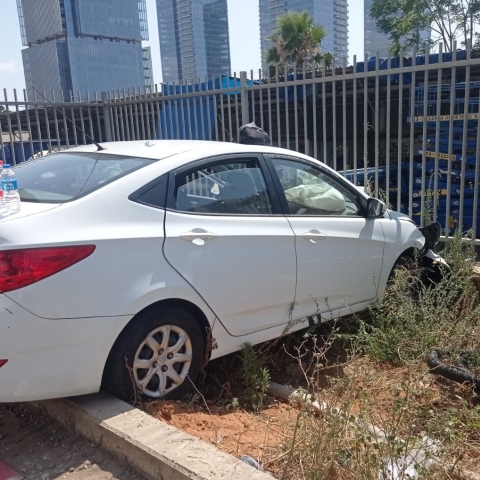 בן 73 איבד שליטה על רכבו, עלה על המדרכה והתנגש בגדר - מצבו בינוני - חדשות בפתח תקווה