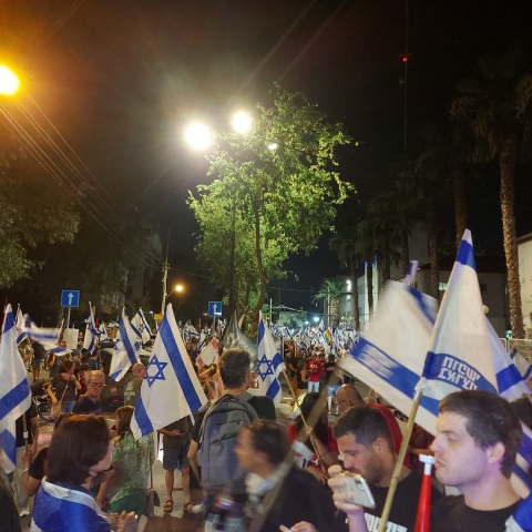 פעיל מחאה מפתח תקווה עוכב במשטרה ושוחרר, מאות מפגינים בתחנת משטרת פ"ת - חדשות בפתח תקווה