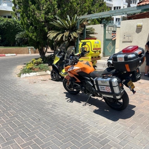 קשיש נפל מסולם בפתח תקווה - מצבו בינוני עד קשה - חדשות בפתח תקווה