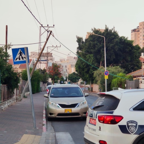 הפסקת חשמל בעמישב בשל קריסת עמוד חשמל הלילה - חדשות בפתח תקווה