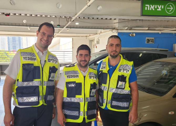  האמא נהגה בקור רוח, בתה בת השנתיים ננעלה בחום ברכב בחניון של הקניון - חדשות בפתח תקווה