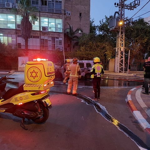 רכב עלה באש תוך כדי נסיעה - חדשות בפתח תקווה