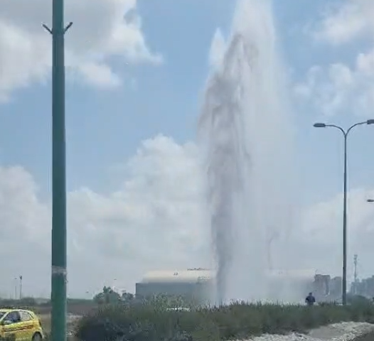 צפו: מפל מים גבוה משקיף לאצטדיון - חדשות בפתח תקווה