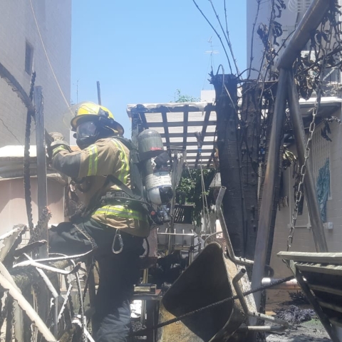 שריפה פרצה בחצר של בניין מגורים ברח' חדרה בפתח תקווה - חדשות בפתח תקווה
