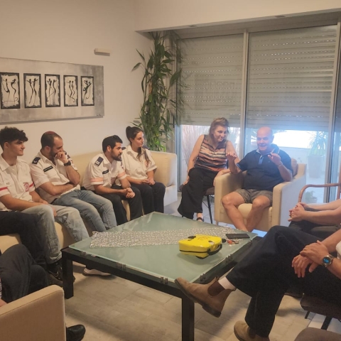 התמוטט במהלך הליכה  וניצל בזכות מכשיר מפעם (דפיברילטור) - חדשות בפתח תקווה