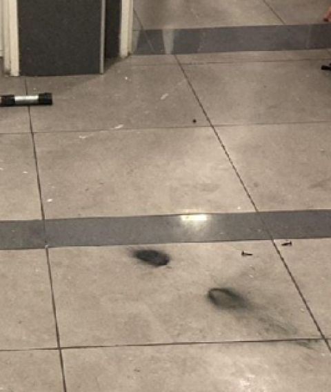 אמש באם המושבות: נכנס לבניין מגורים והשליך מטען אל עבר דלת הדירה - חדשות בפתח תקווה