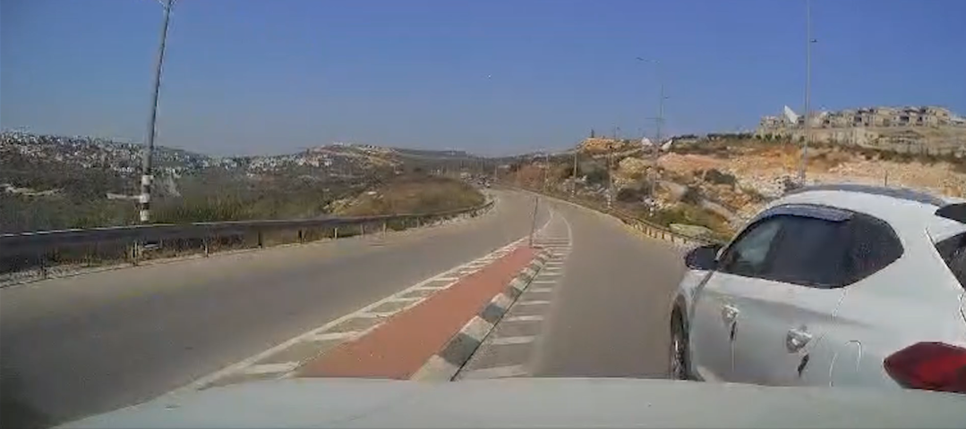 גנב רכב, חצה קו לבן ופגע ברכב - חדשות בפתח תקווה