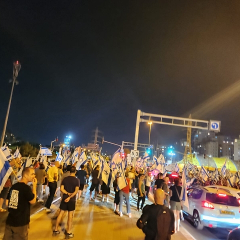 מאות מפגינים בכביש מכבית (471), גשר מכבית חסום משני הכיוונים - חדשות בפתח תקווה