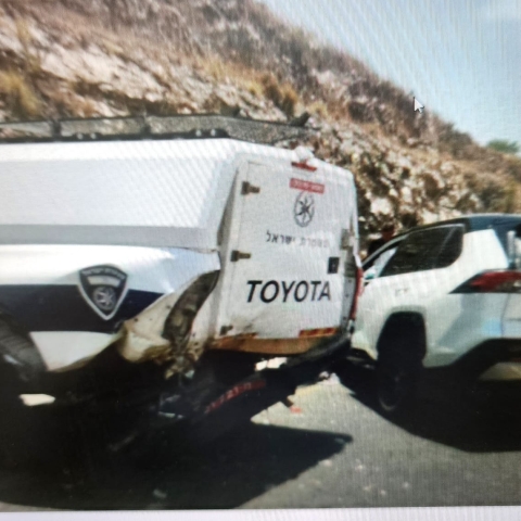 גנב רכב, פגע בניידת משטרה שחסמה אותו, נעצר ונפצע - חדשות בפתח תקווה
