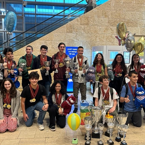 נבחרת הדיבייט הגיעה להישגים מעולים בתחרות העולמית WSC שהתקיימה בלונדון - חינוך בפתח תקווה