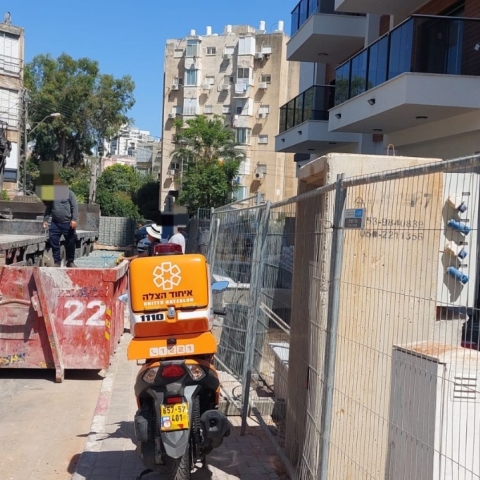 נהג משאית מעד ונפל לתוך מכולה לפסולת בנייה ברח' ווינגייט בפתח תקווה - חדשות בפתח תקווה