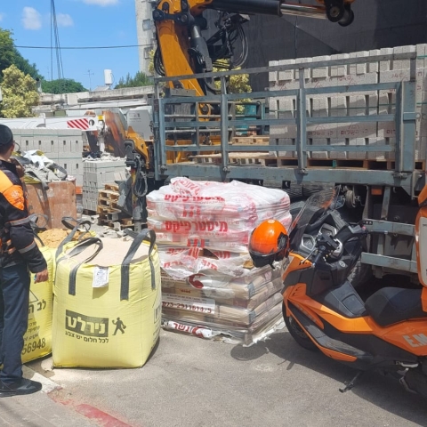 פועל נפצע בינוני במהלך עבודתו באתר בנייה בפתח תקווה - חדשות בפתח תקווה