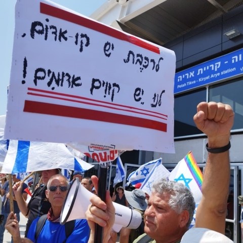 השקה לא קלה לרכבת. המפגינים הרעישו: "לרכבת יש קו אדום, לנו יש קוים אדומים" - חדשות בפתח תקווה
