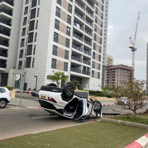 2 פצועים בהתהפכות רכב ברח' שרגא רפאלי בפתח תקווה - חדשות בפתח תקווה