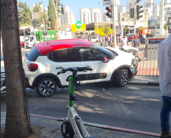 כמעט התנגש ברכבת הקלה: תאונה דרכים ברח' אורלוב בפתח תקווה - חדשות בפתח תקווה