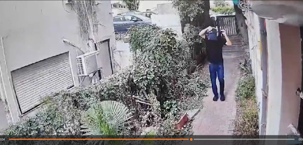 יש לו סיבה להסתיר את פניו: תיק שמסתיר את הפנים לא עוזר לתיק במשטרה - חדשות בפתח תקווה