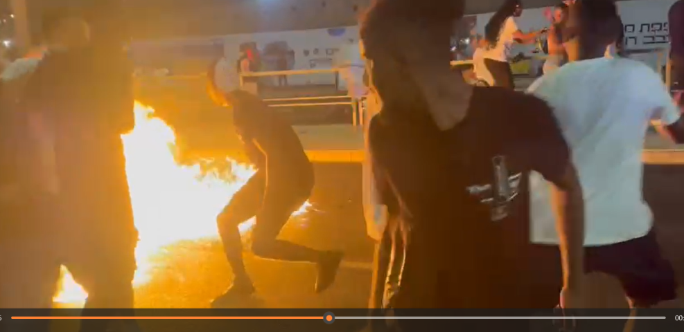 צעיר בן העדה האתיופית נחשד בזריקת בקבוק תבעירה על שוטרים - חדשות בפתח תקווה