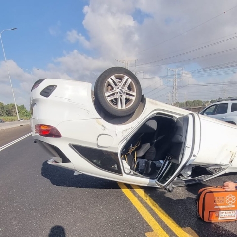 גבר ואישה נפצעו כשרכבם התהפך בכביש 5 סמוך לפתח תקווה - חדשות בפתח תקווה