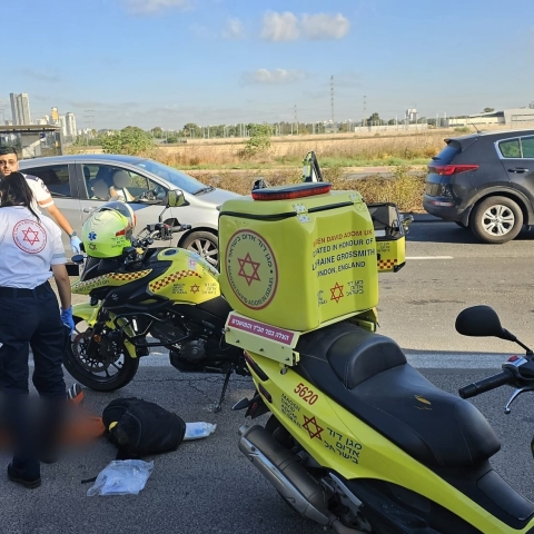 הולכת רגל נפגעה מרכב בדרך שמלצר בפתח תקווה  - מצבה בינוני - חדשות בפתח תקווה