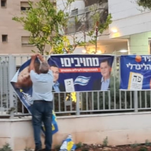 סגן ראש עיר תולש שלט ואומר בתגובה: "אני זה שבסדר". - חדשות בפתח תקווה
