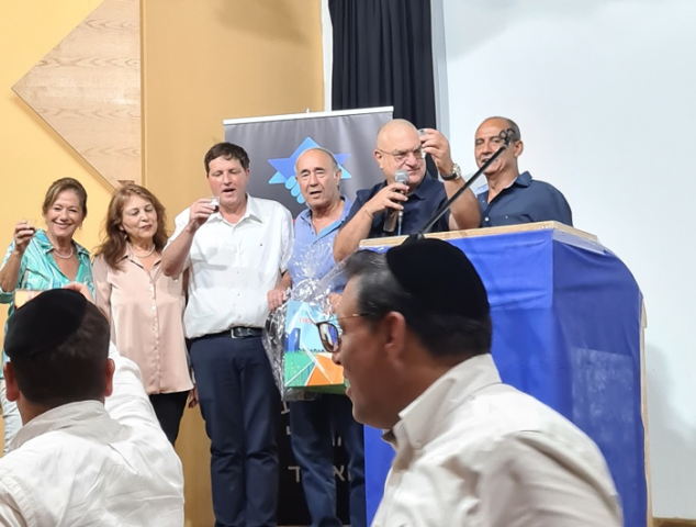 הרמת כוסית ראשונה עם יו"ר המרחב הנכנס - קהילות בפתח תקווה