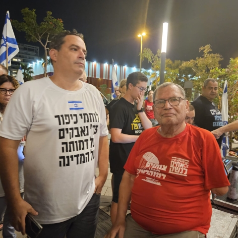 גיבור ישראל מעוזיה סגל מדבר בהפגנה בכיכר גורן בפ"ת - חדשות בפתח תקווה