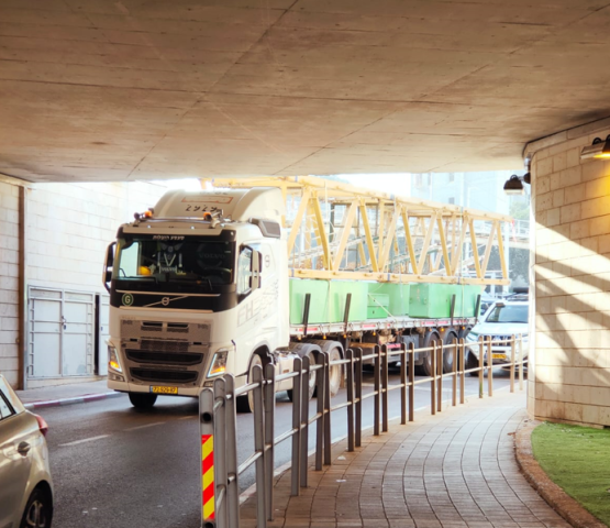 מה קורה כשנהג משאית תופס גובה? - חדשות בפתח תקווה