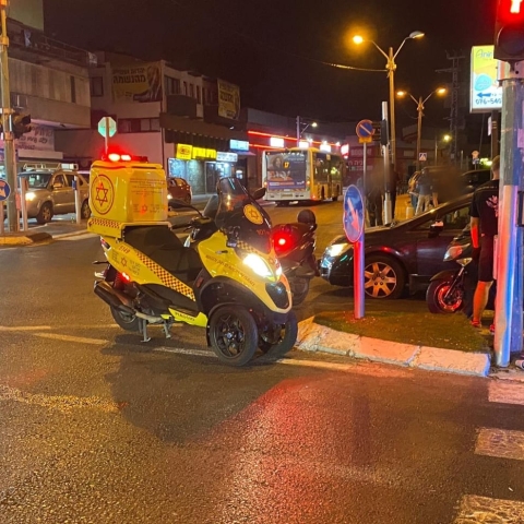 רוכבת אופנוע נפצעה בינוני לאחר שנפגעה מרכב - חדשות בפתח תקווה