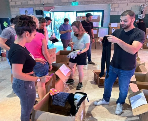 חברות ההייטק מפ"ת מתגייסות - סלברייט במבצע תרומות עם מכתב וציור אישי לכל חייל - מעשים טובים בפתח תקווה
