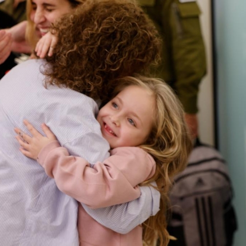 כמה טוב שבאתם הבייתה: 4 ילדים, 3 אמהות וסבתא אחת הגיעו לביה"ח שניידר - מצבם הרפואי טוב - חדשות בפתח תקווה