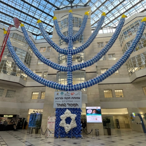 בתקווה לאורות וניסים: החנוכיה הגדולה בעולם הוצבה במרכז שניידר - בריאות בפתח תקווה