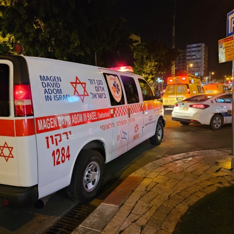 לקח מוצרים מבלי לשלם ותקף את העובדים - בעל המאפיה ובנו דקרו אותו - חדשות בפתח תקווה