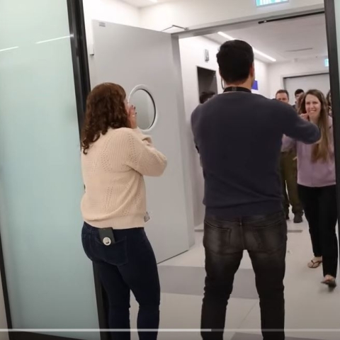 צפו ברגעים המרגשים של מפגשי משפחות החטופים שנקלטו בביה"ח שניידר בפתח תקווה - בריאות בפתח תקווה