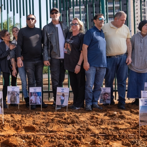 שתילת כלניות לכבודם ולזכרם של קורבנות ה-7 באוקטובר - חדשות בפתח תקווה