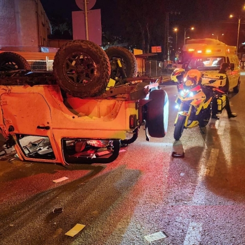 גבר כבן 30 התהפך עם הג'יפ ברח' ירושלים בפתח תקווה - מצבו קשה - חדשות בפתח תקווה