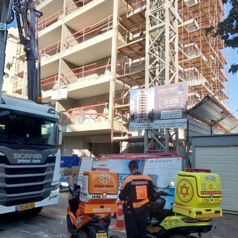  פועל נפל מגובה של כ-4 מטר במהלך עבודתו באתר בנייה ברח' סלנט בפתח תקווה - חדשות בפתח תקווה