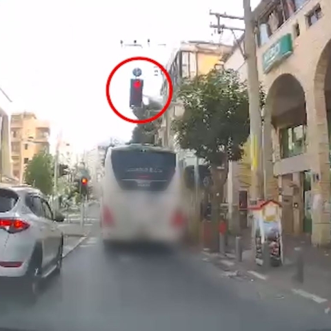 אותר נהג אוטובוס שחצה באדום וקיבל פסילה ל-30 יום - חדשות בפתח תקווה